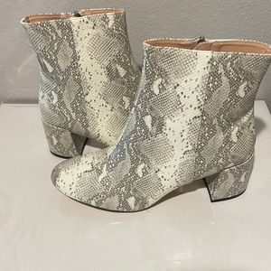 Urban outfitters boots size 10 like new